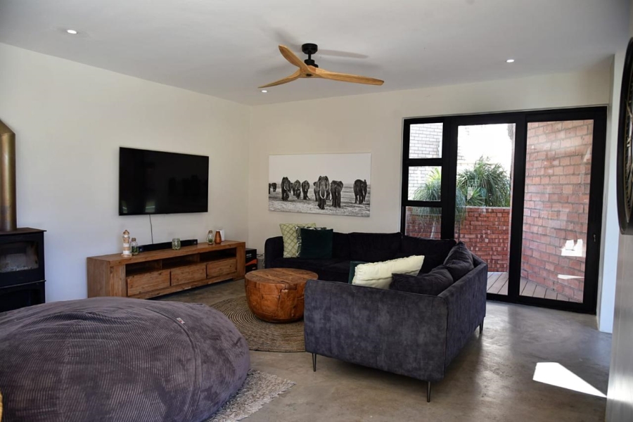 To Let 7 Bedroom Property for Rent in Wavecrest Eastern Cape